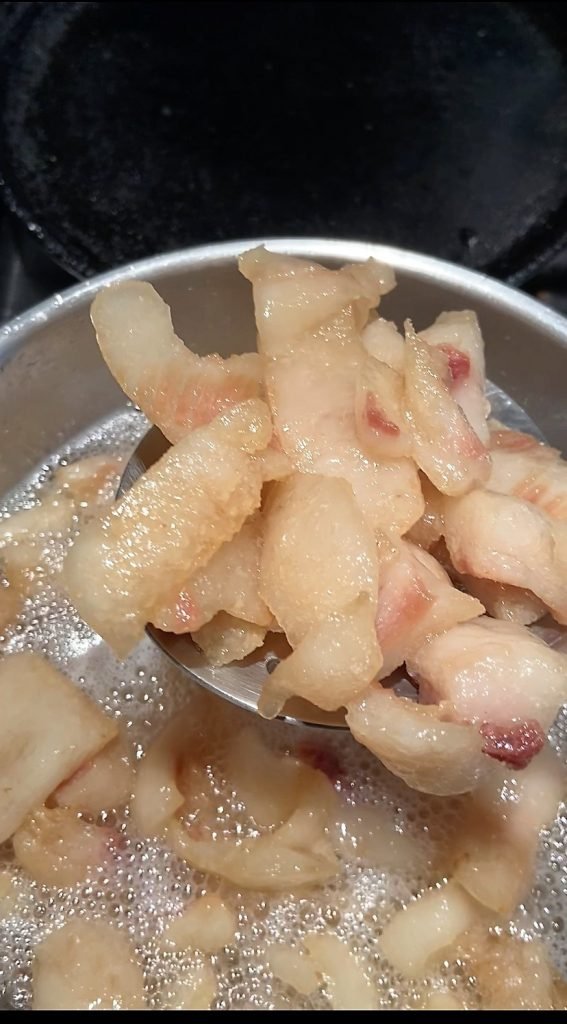 remove half-cooked cracklings, strain liquid lard