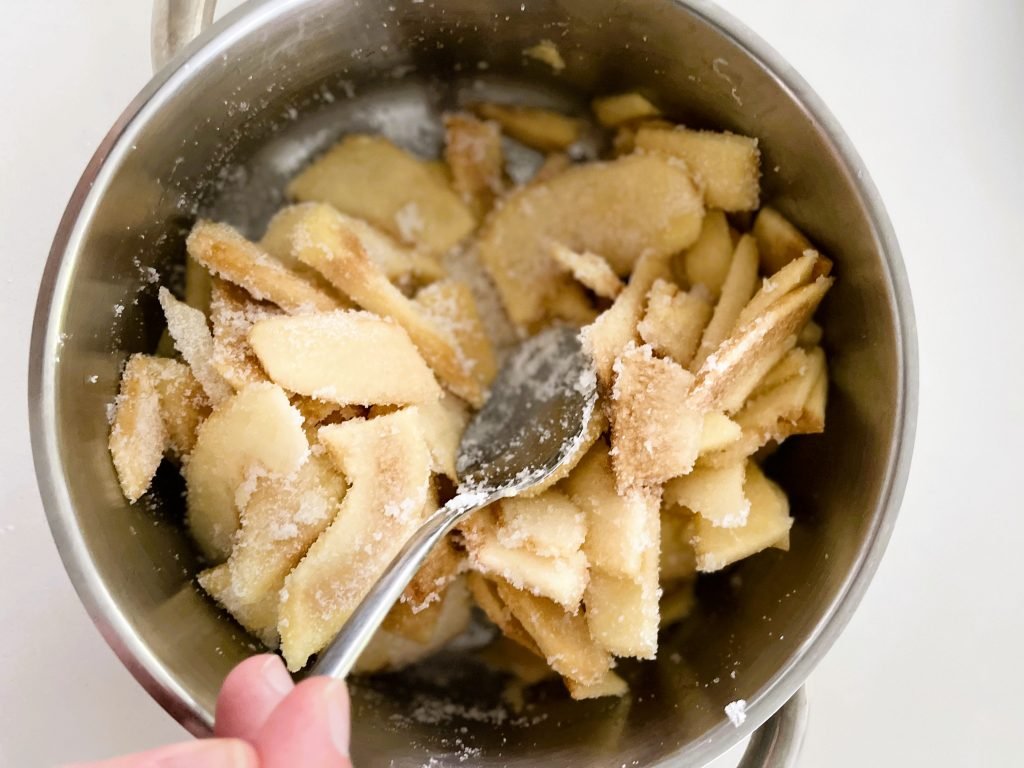 carefully mix measured out sugar with sliced quince