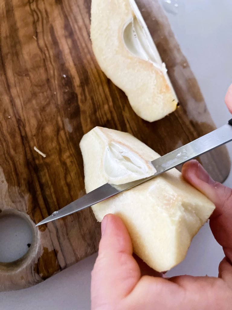 remove core and seeds of the quince fruit